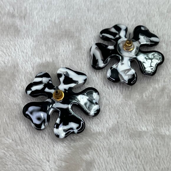 Floral Earrings Black White Marbled Braided Center Large Daisy Heart Shape Petal - Picture 4 of 5